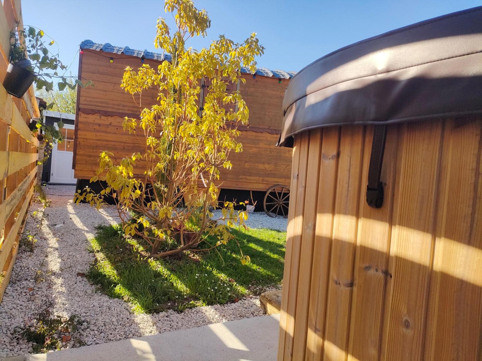 La Roulotte D'Elfes Hotel Thénac Екстериор снимка